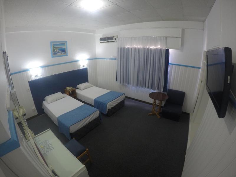 Twin Room image 4