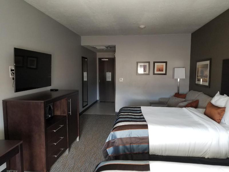 Queen Room with Two Queen Beds and Sofa Bed - Non-Smoking image 2