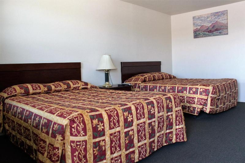Queen Room with Two Queen Beds image 2