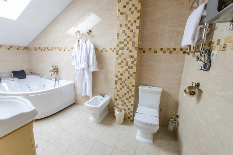 Deluxe Suite with Spa Bath image 3