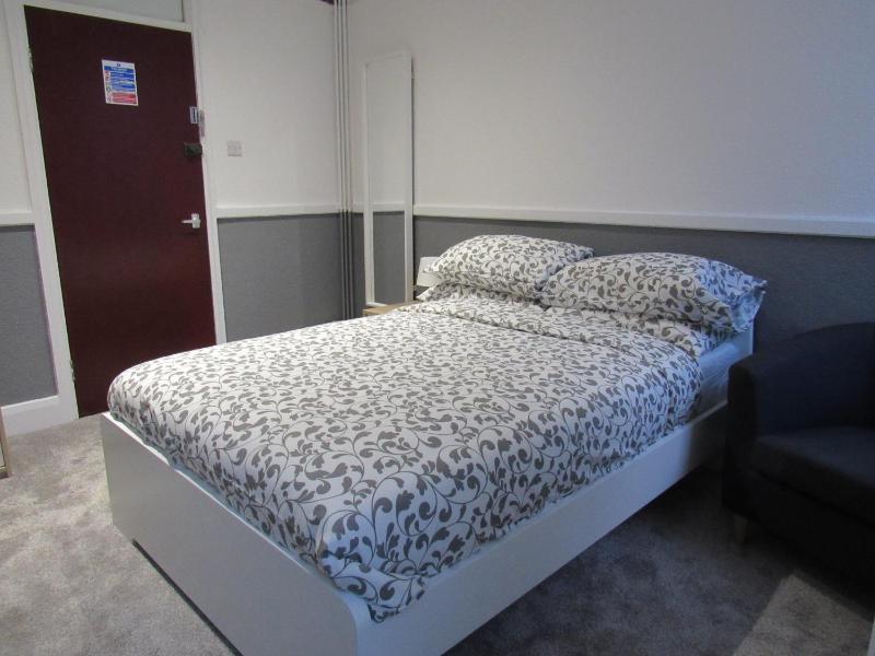 Standard Double Room with Shared Bathroom image 1