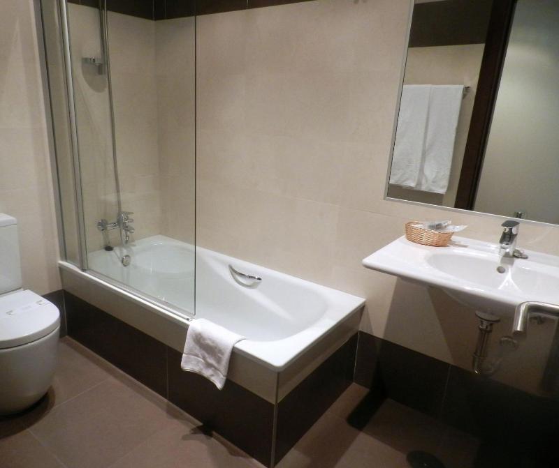 Double or Twin Room image 3