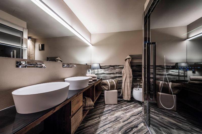 Comfort Suite with Turkish Bath image 3