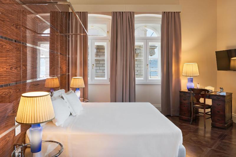 Suite Prestige with Square View image 4