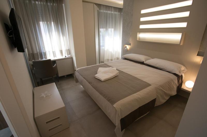 Deluxe Double Room with Balcony image 3