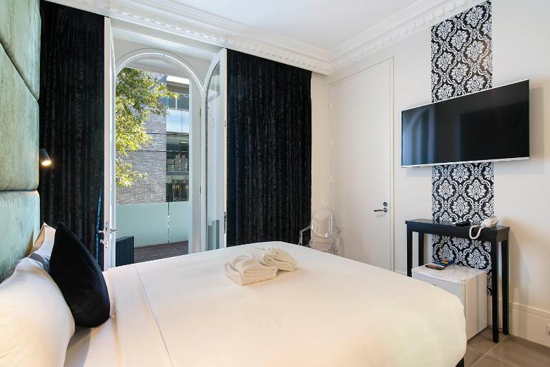 King Room with Balcony image 2