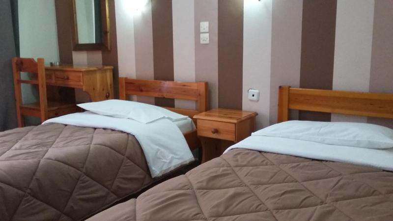 Twin Room image 3