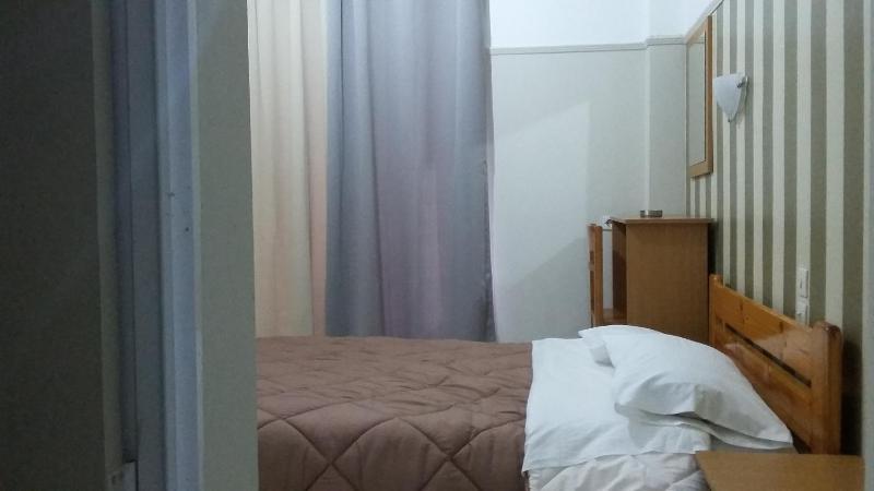 Twin Room image 4