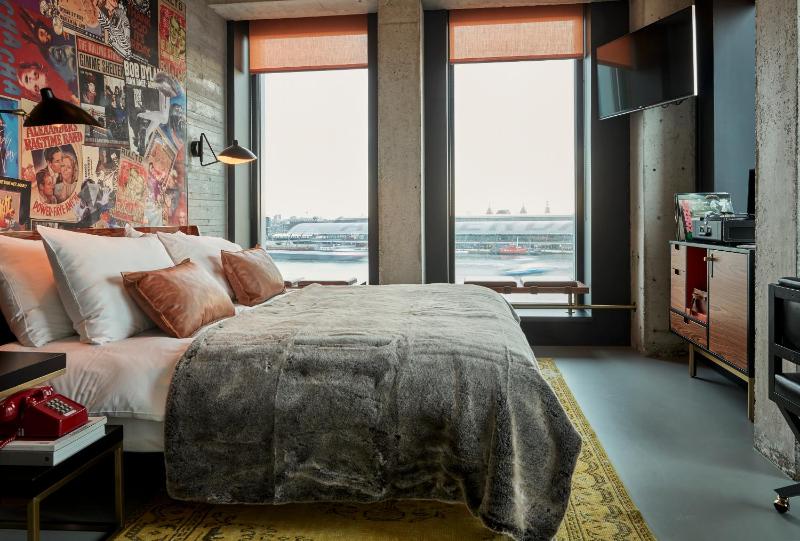 Deluxe Corner Room with City View image 4