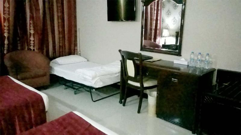 Double Room with Extra Bed image 3