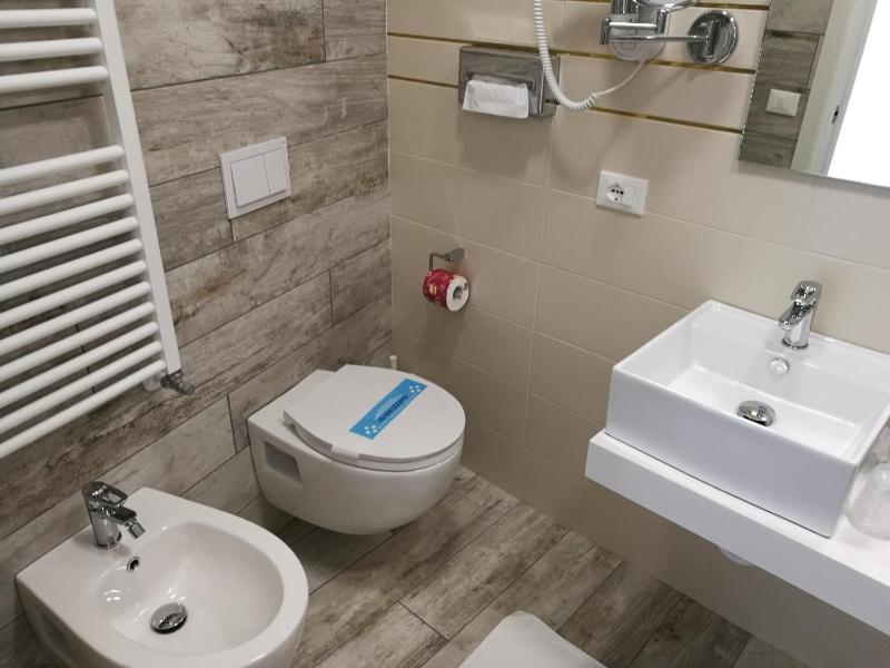 Standard Double Room image 3