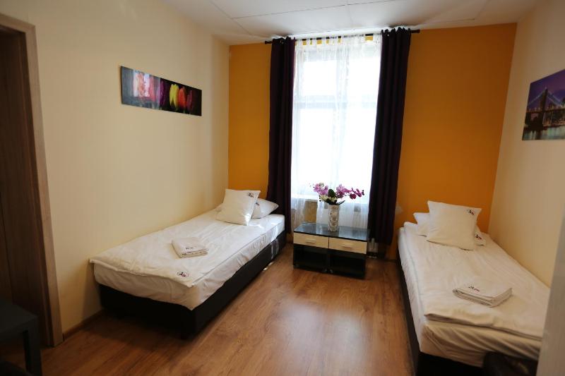 Twin Room with Shared Bathroom image 3