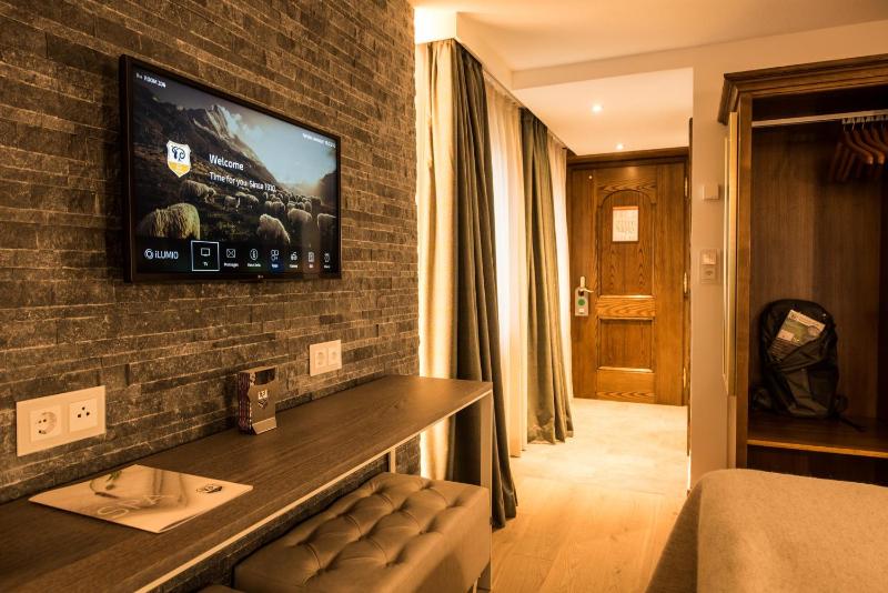 Standard Double Room image 3