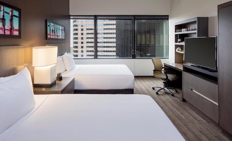 Queen Room with Two Queen Beds and Accessible Tub - Disability Access image 3