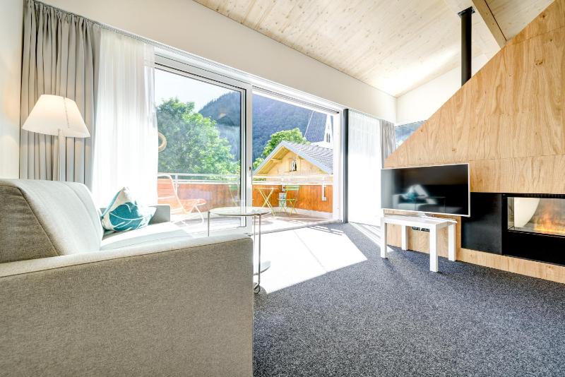Deluxe King Suite with infrared sauna  image 3