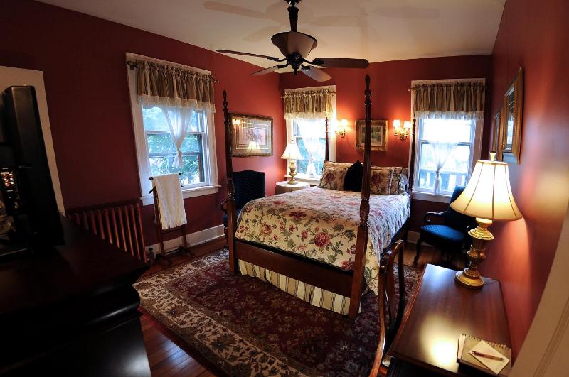 Deluxe Queen Suite image 3