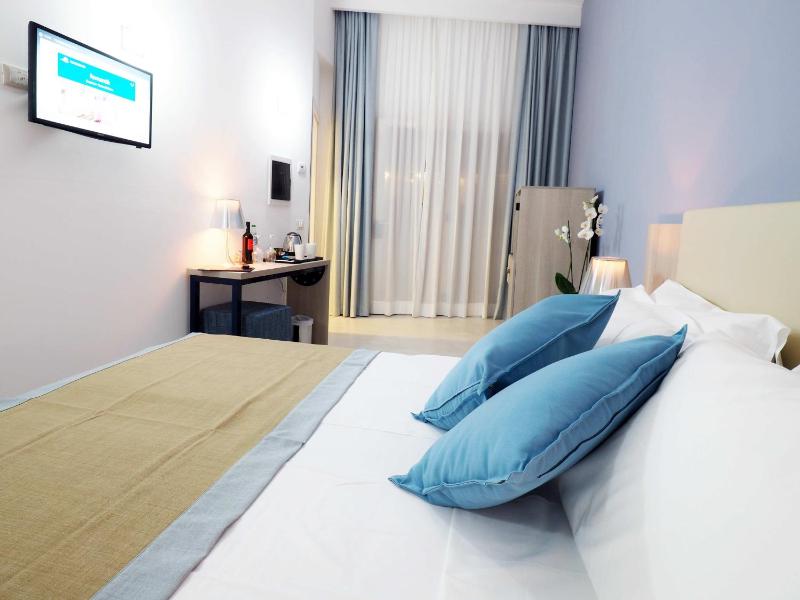 Classic Double or Twin Room image 3