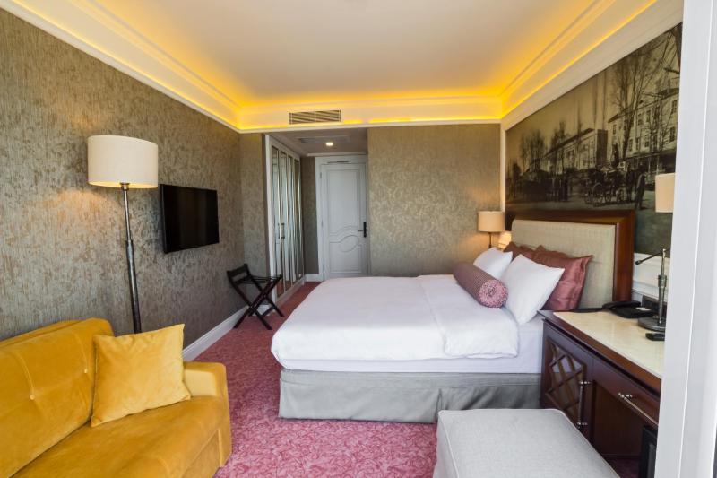 Deluxe Triple Room with Sofa Bed and Sea View Balcony image 2
