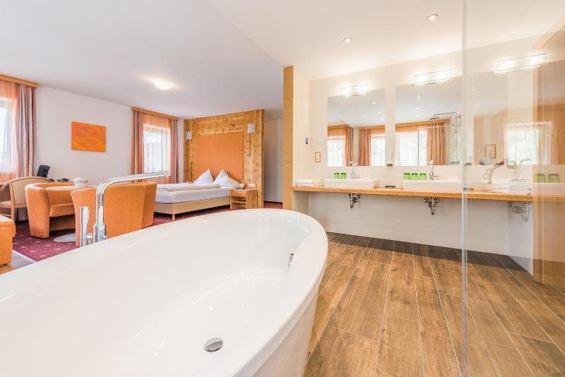 Suite with Balcony image 3