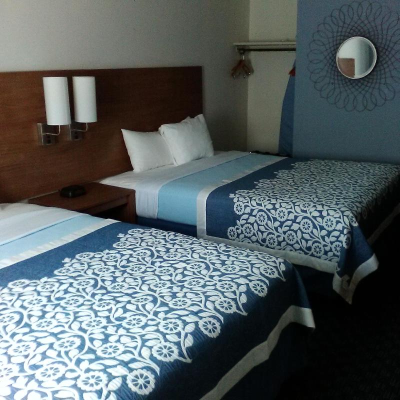 Queen Room with Two Queen Beds - Non-Smoking image 4