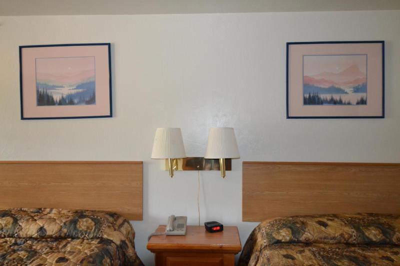 Superior Queen Room with Two Queen Beds image 3