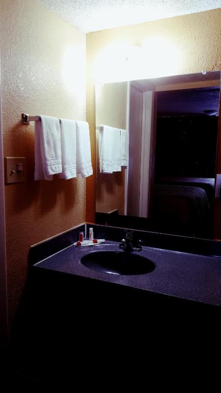 Queen Room with Two Queen Beds - Non-Smoking image 3