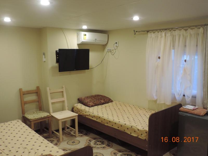 Twin Room with Bathroom image 1