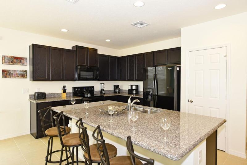 Seven-Bedroom House image 2
