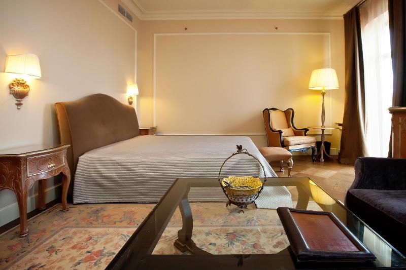 Deluxe Double Room image 1