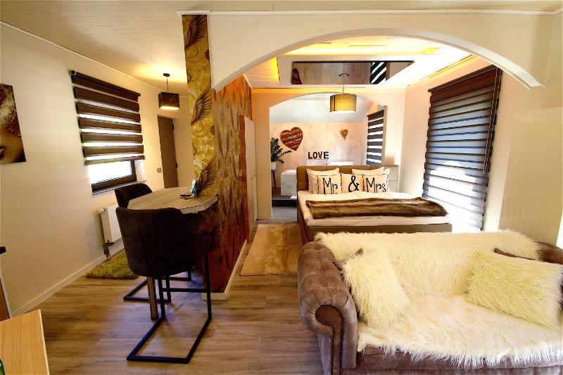 Deluxe King Suite image 3