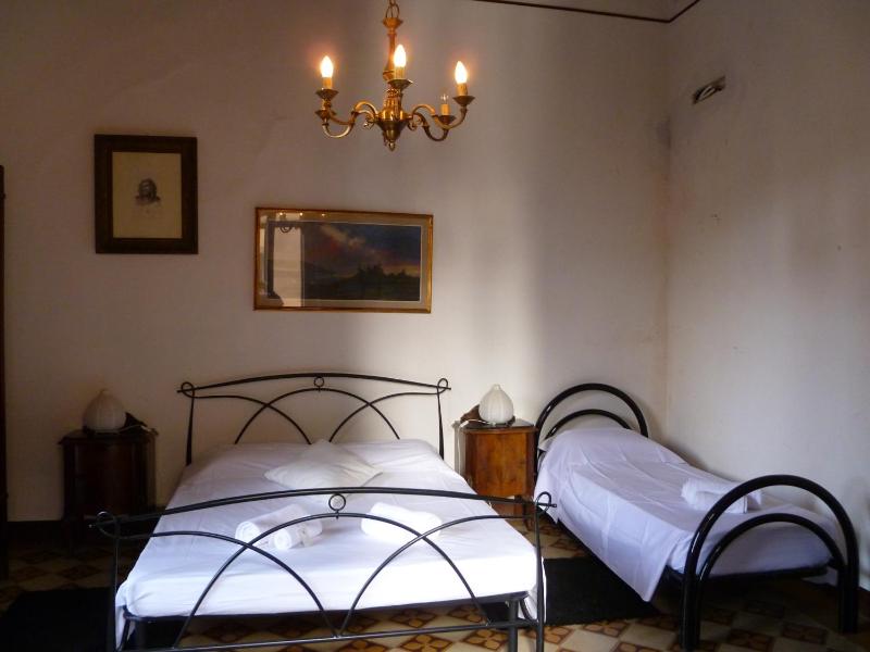 Single Room with Shared Bathroom image 4