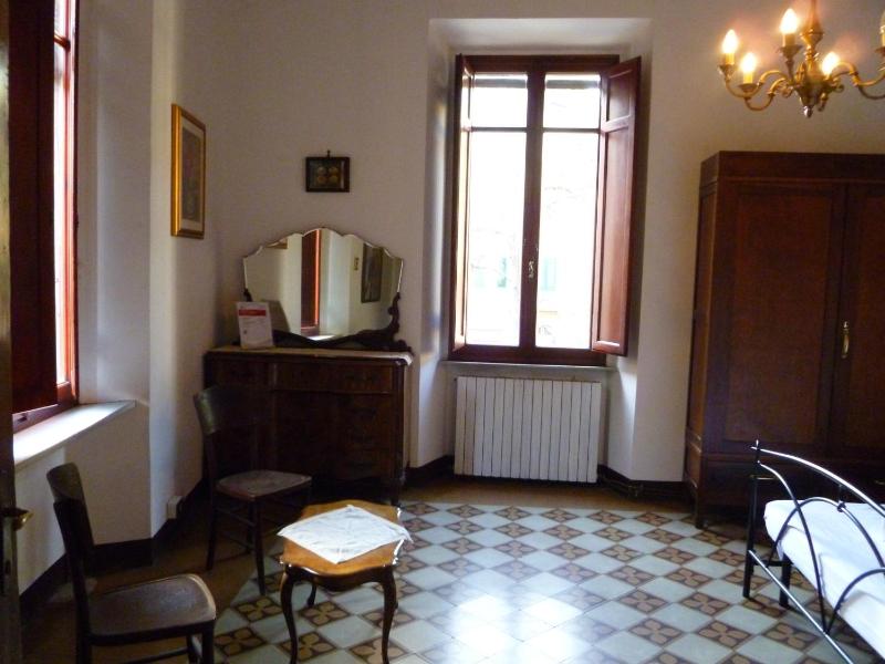 Single Room with Shared Bathroom image 3