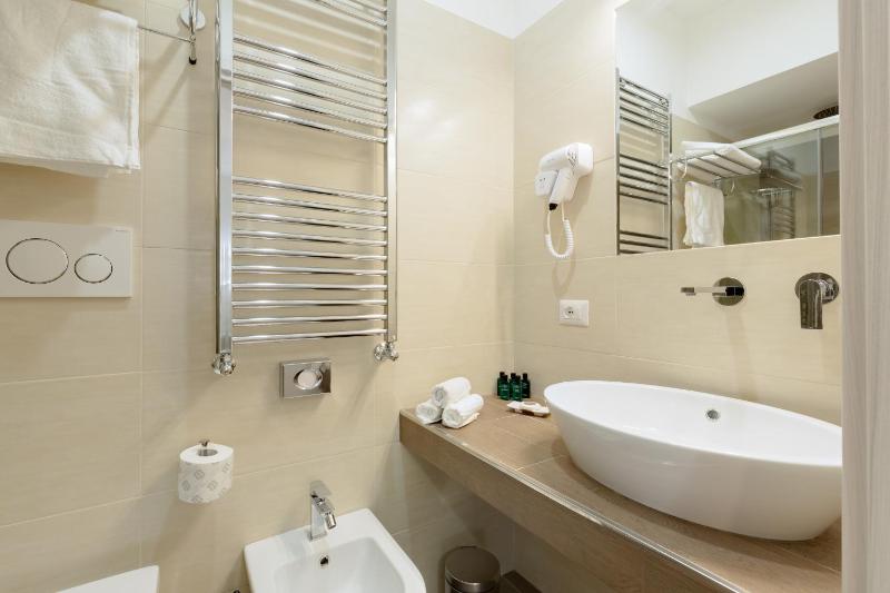 Deluxe Double or Twin Room image 3