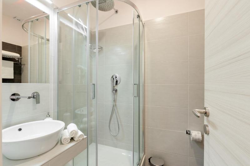 Deluxe Double or Twin Room with Balcony image 3