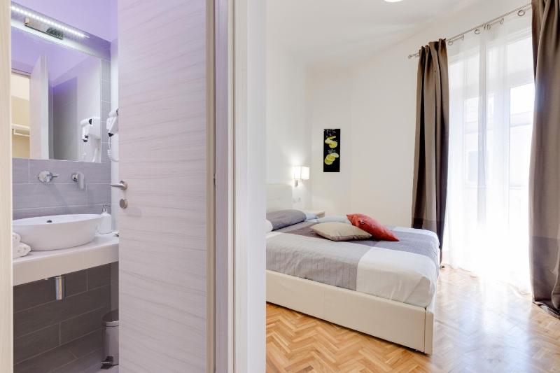 Queen Room with Balcony image 3
