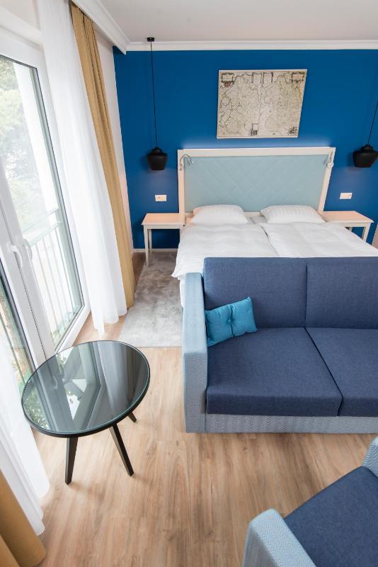 Grosses Wohnzimmer mit Balkon image 2