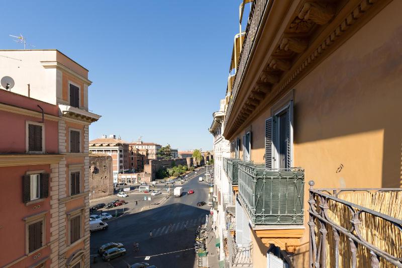 Deluxe Double or Twin Room with Balcony image 4