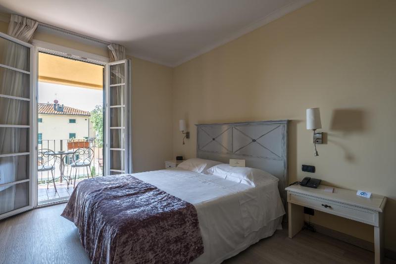 Deluxe Triple Room with Balcony image 1