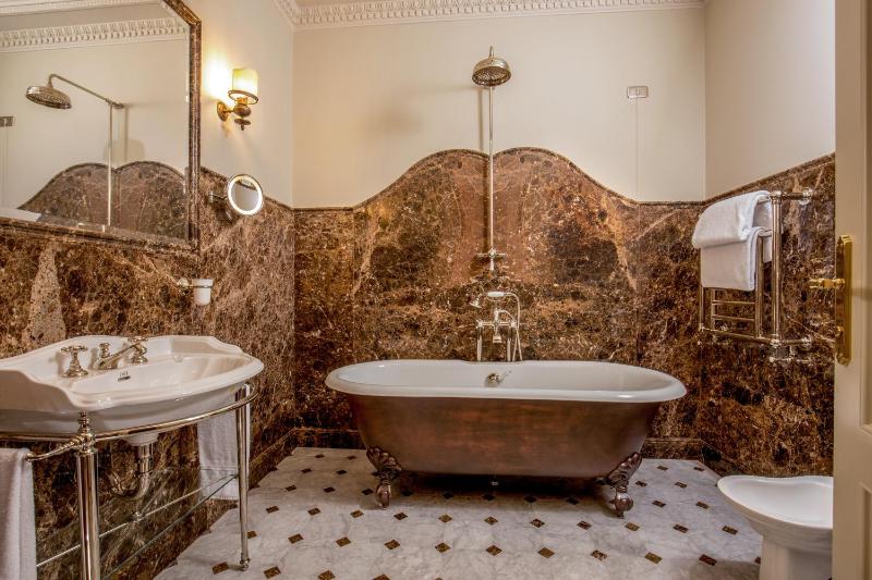 Classic Double or Twin Room image 4