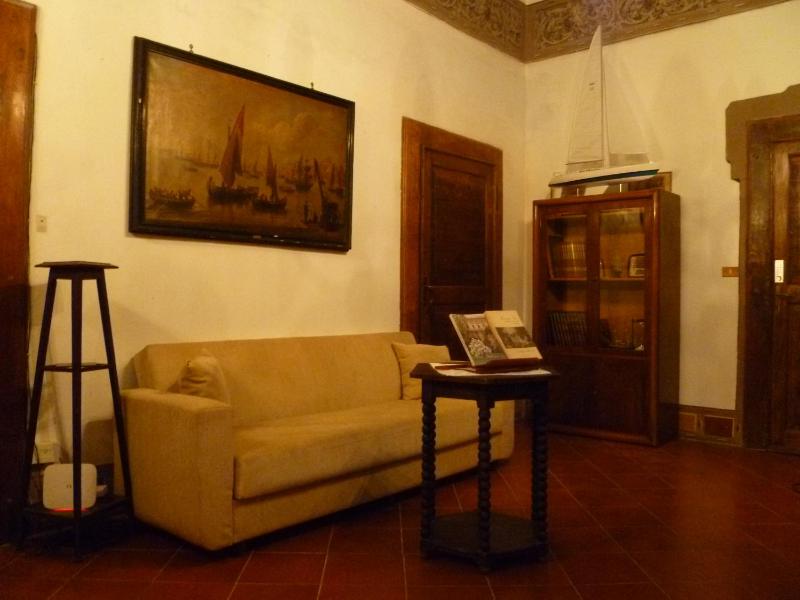Single Room with Shared Bathroom image 2