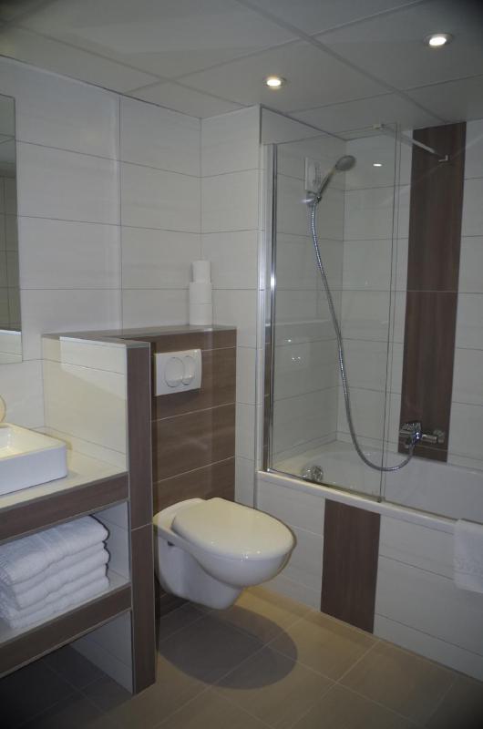 Standard Twin Room image 4