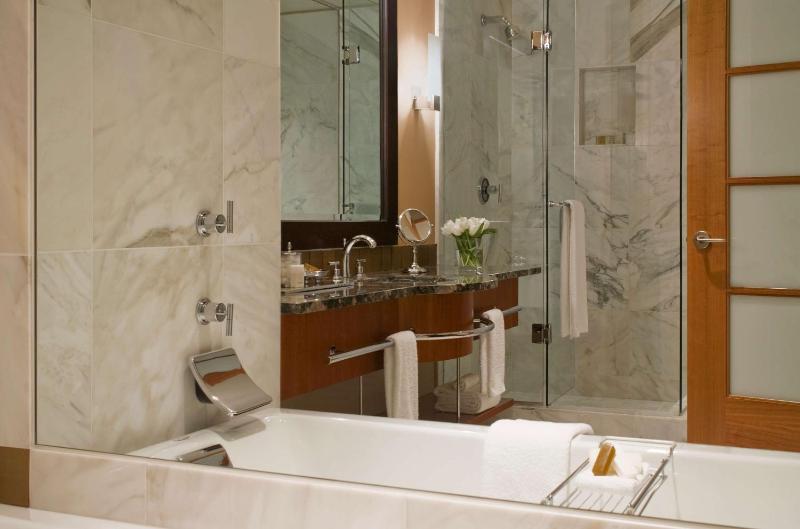 King Room with Tub - Disability Access image 2