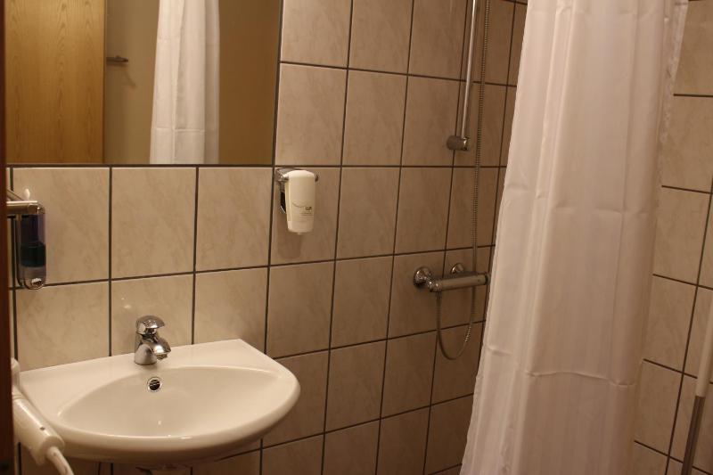 Economy Twin Room image 2