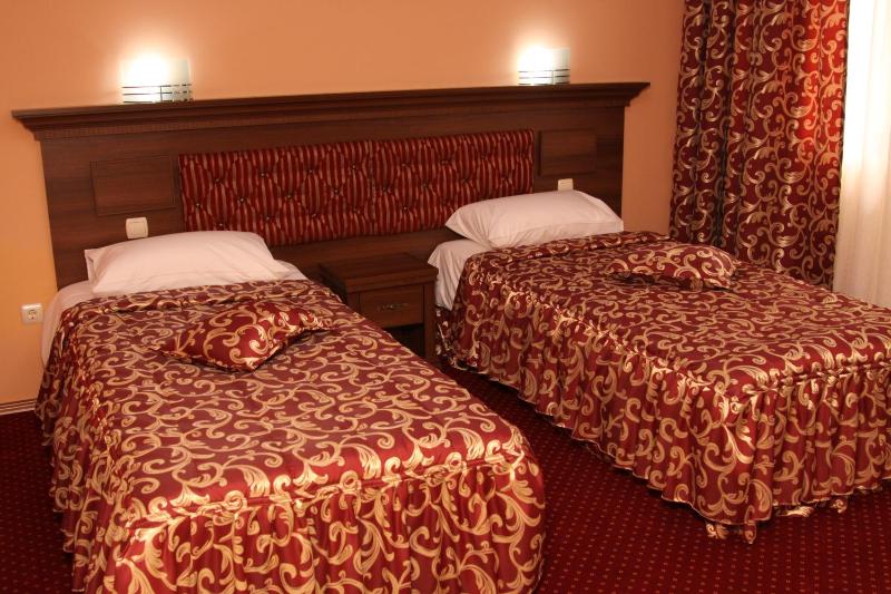 Twin Room image 3