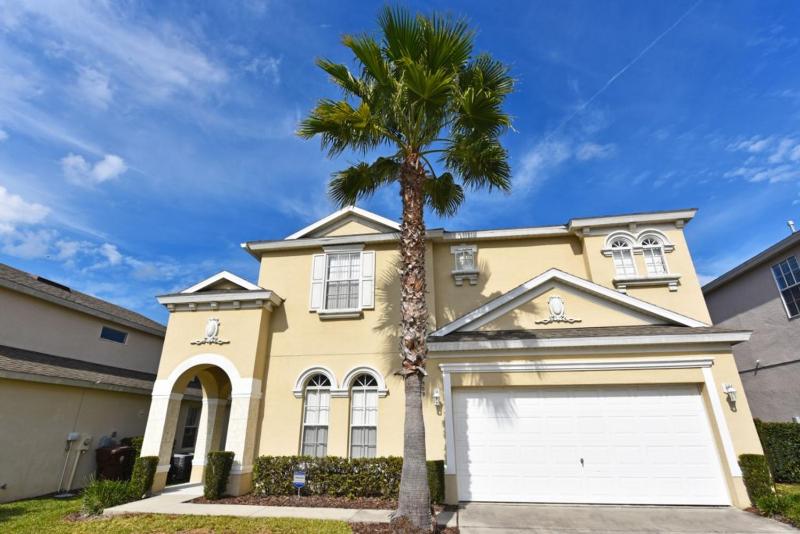 Six-Bedroom House image 3