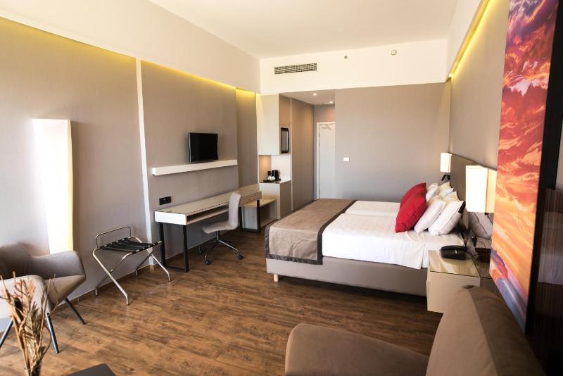 Superior Twin Room with Garden View image 3
