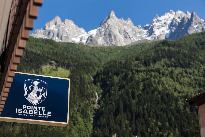 Superior Triple Room with Balcony and Mountain View image 3