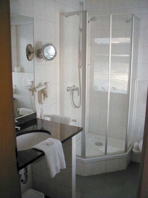 Double Room image 3