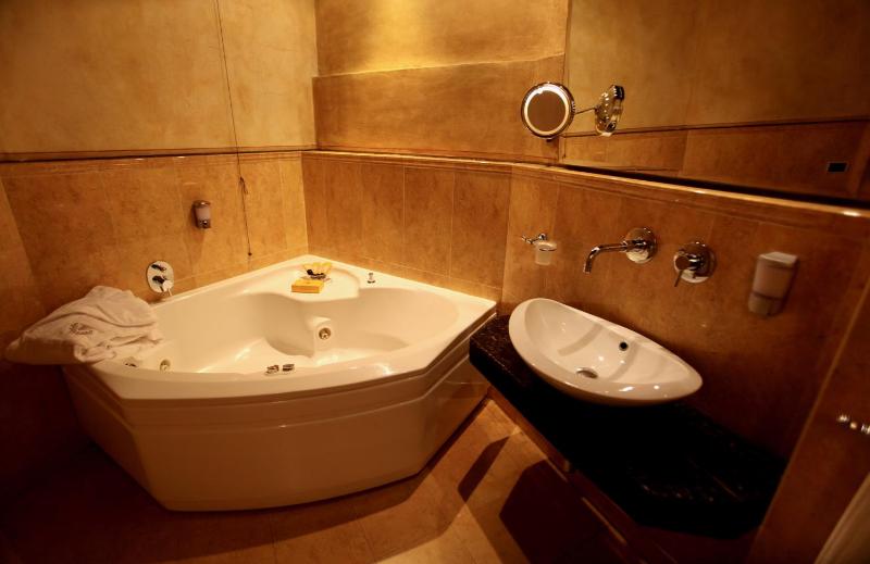 Queen Suite with Spa Bath image 3