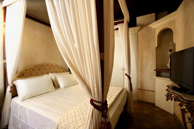 Queen Suite with Spa Bath image 2